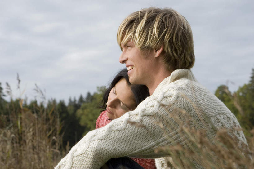 西方人,中年人,两个人,家庭,夫妻,坐,笑,微笑,露齿笑,横图,室外,白天,侧面,爱情,草地,草坪,植物,欧洲,欧洲人,阴影,服装,光线,影子,云,云朵,浪漫,云彩,依偎,注视,休闲装,草,树,树木,衣服,蓝色,绿色,白云,蓝天,天空,阳光,自然,天,观察,看,靠,靠着,倚靠,休闲,温暖,温馨,一家人,休闲服,恩爱,恋人,服饰,生长,晴朗,成长,观看,和睦,察看,倚着,关注,依附,依赖,投靠,男人,男性,女人,女性,中年男性,中年女性,白种人,夫妇,情侣,晴空,坐着,半身,彩图,伴侣,融洽