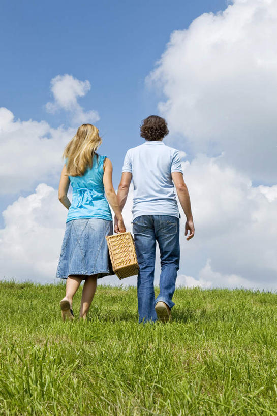 西方人,中年人,两个人,家庭,夫妻,走,握手,交叉,竖图,室外,白天,裙子,爱情,草地,草坪,植物,竹子,欧洲,欧洲人,握,阴影,竹制,连衣裙,服装,编织,光线,篮子,影子,云,云朵,浪漫,拿,云彩,拿着,休闲装,草,背面,衣服,蓝色,绿色,白云,蓝天,天空,阳光,竹篮,天,休闲,温暖,温馨,一家人,休闲服,恩爱,握着,恋人,服饰,晴朗,竹条,交织,和睦,竹制品,穿插,男人,男性,女人,女性,中年男性,中年女性,白种人,夫妇,情侣,晴空,步行,搀手,拉手,散步,手搀手,手拉手,手牵手,手握手,走路,彩图,全身,伴侣,融洽