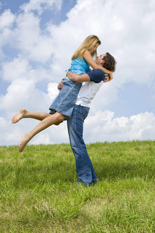 西方人,中年人,两个人,家庭,夫妻,站,抱,笑,微笑,露齿笑,竖图,室外,白天,侧面,裙子,爱情,草地,草坪,植物,欧洲,欧洲人,阴影,连衣裙,服装,光线,影子,云,云朵,浪漫,云彩,注视,休闲装,草,衣服,蓝色,绿色,白云,蓝天,天空,阳光,天,观察,看,站着,休闲,温暖,温馨,一家人,休闲服,恩爱,恋人,服饰,晴朗,抱着,观看,和睦,察看,搂着,关注,男人,男性,女人,女性,中年男性,中年女性,白种人,夫妇,情侣,晴空,怀抱,搂,搂抱,相抱,拥抱,站立,彩图,全身,伴侣,融洽