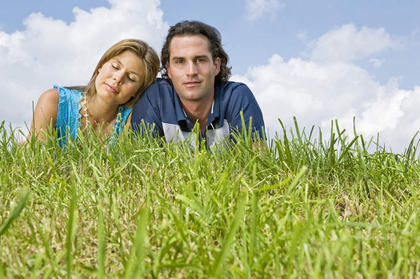 西方人,中年人,两个人,家庭,夫妻,闭眼,笑,微笑,横图,室外,白天,正面,爱情,草地,草坪,植物,欧洲,欧洲人,阴影,服装,光线,影子,云,云朵,浪漫,云彩,依偎,注视,休闲装,草,衣服,蓝色,绿色,白云,蓝天,天空,阳光,天,观察,看,靠,靠着,趴着,倚靠,休闲,温暖,温馨,一家人,休闲服,恩爱,恋人,服饰,晴朗,观看,和睦,察看,倚着,关注,依附,依赖,投靠,男人,男性,女人,女性,中年男性,中年女性,白种人,夫妇,情侣,晴空,闭眼睛,闭着眼,闭着眼睛,趴,半身,彩图,伴侣,融洽