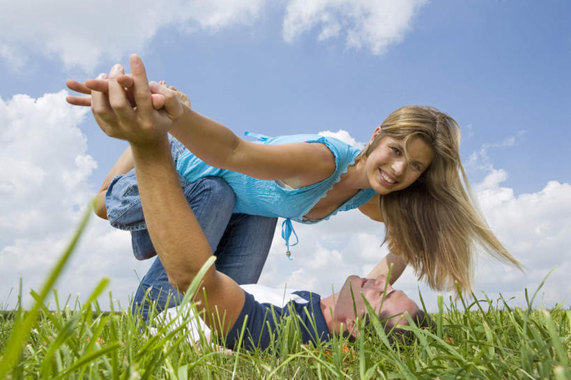 西方人,中年人,两个人,家庭,夫妻,躺,伸展双臂,握手,笑,微笑,露齿笑,横图,室外,白天,侧面,爱情,草地,草坪,植物,欧洲,欧洲人,阴影,服装,光线,影子,云,云朵,浪漫,云彩,注视,休闲装,草,衣服,蓝色,绿色,白云,蓝天,天空,阳光,天,观察,看,休闲,温暖,温馨,一家人,休闲服,恩爱,恋人,服饰,晴朗,观看,和睦,察看,关注,卧着,男人,男性,女人,女性,中年男性,中年女性,白种人,夫妇,情侣,晴空,搀手,敞开双臂,拉手,伸开双臂,手搀手,手拉手,手牵手,手握手,躺着,卧,展开双肩,张开手臂,张开双臂,彩图,全身,伴侣,融洽