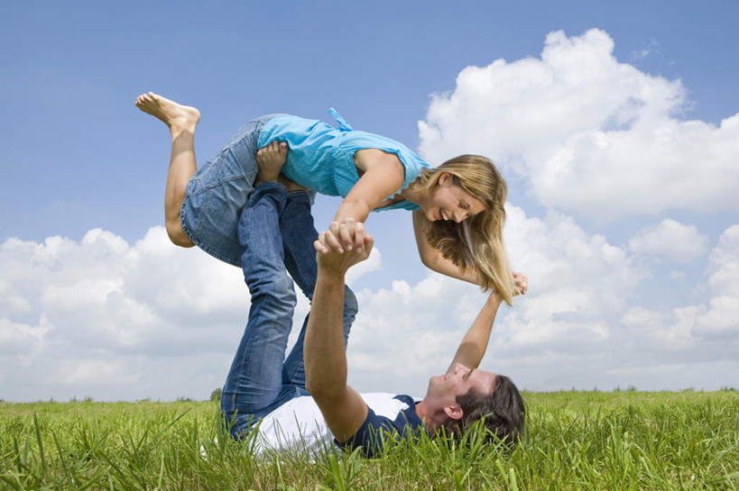 西方人,中年人,两个人,家庭,夫妻,躺,伸展双臂,握手,笑,微笑,露齿笑,横图,室外,白天,侧面,爱情,草地,草坪,植物,欧洲,欧洲人,阴影,服装,光线,影子,云,云朵,浪漫,云彩,注视,休闲装,草,衣服,蓝色,绿色,白云,蓝天,天空,阳光,天,观察,看,休闲,温暖,温馨,一家人,休闲服,恩爱,恋人,服饰,晴朗,观看,和睦,察看,关注,卧着,男人,男性,女人,女性,中年男性,中年女性,白种人,夫妇,情侣,晴空,搀手,敞开双臂,拉手,伸开双臂,手搀手,手拉手,手牵手,手握手,躺着,卧,展开双肩,张开手臂,张开双臂,彩图,全身,伴侣,融洽