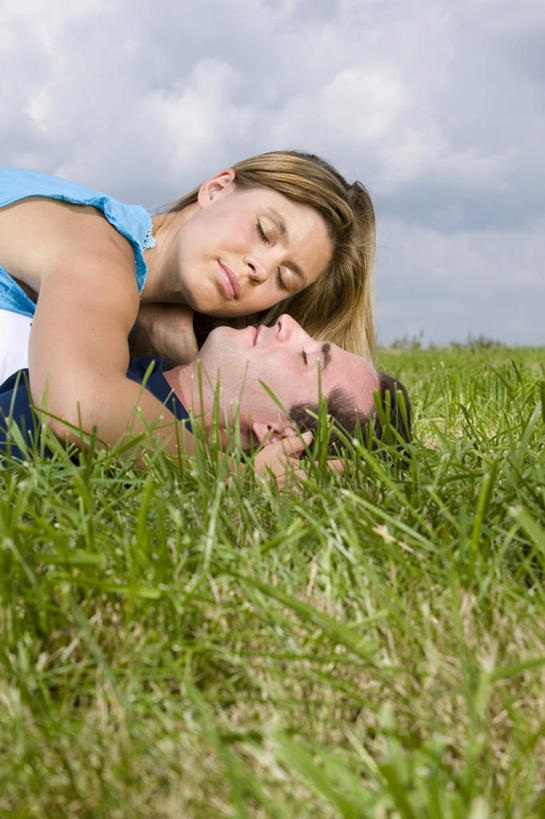 西方人,中年人,两个人,家庭,夫妻,躺,闭眼,抱,睡,竖图,室外,白天,侧面,爱情,草地,草坪,植物,欧洲,欧洲人,阴影,服装,光线,影子,云,云朵,浪漫,云彩,休闲装,草,衣服,蓝色,绿色,白云,蓝天,天空,阳光,天,休闲,温暖,温馨,一家人,休闲服,恩爱,恋人,服饰,晴朗,抱着,和睦,搂着,卧着,男人,男性,女人,女性,中年男性,中年女性,白种人,夫妇,情侣,晴空,闭眼睛,闭着眼,闭着眼睛,怀抱,困,困觉,搂,搂抱,寝息,睡觉,躺着,卧,相抱,拥抱,半身,彩图,伴侣,融洽