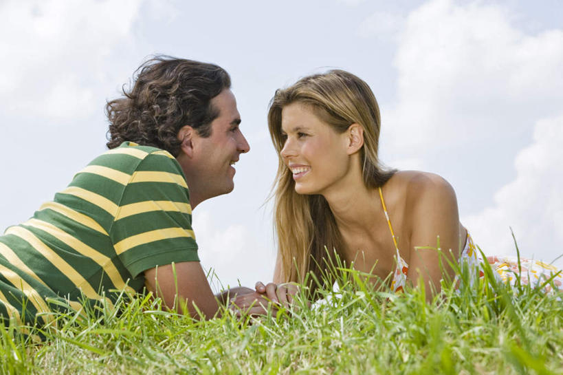 西方人,中年人,两个人,家庭,夫妻,躺,笑,微笑,露齿笑,横图,室外,白天,侧面,爱情,草地,草坪,植物,欧洲,欧洲人,阴影,服装,光线,影子,云,云朵,浪漫,云彩,注视,休闲装,相视,草,衣服,蓝色,绿色,白云,蓝天,天空,阳光,天,观察,看,休闲,温暖,温馨,一家人,面对面,休闲服,恩爱,恋人,服饰,晴朗,观看,对视,和睦,察看,互视,关注,相对,相看,卧着,男人,男性,女人,女性,中年男性,中年女性,白种人,夫妇,情侣,晴空,躺着,卧,半身,彩图,伴侣,融洽