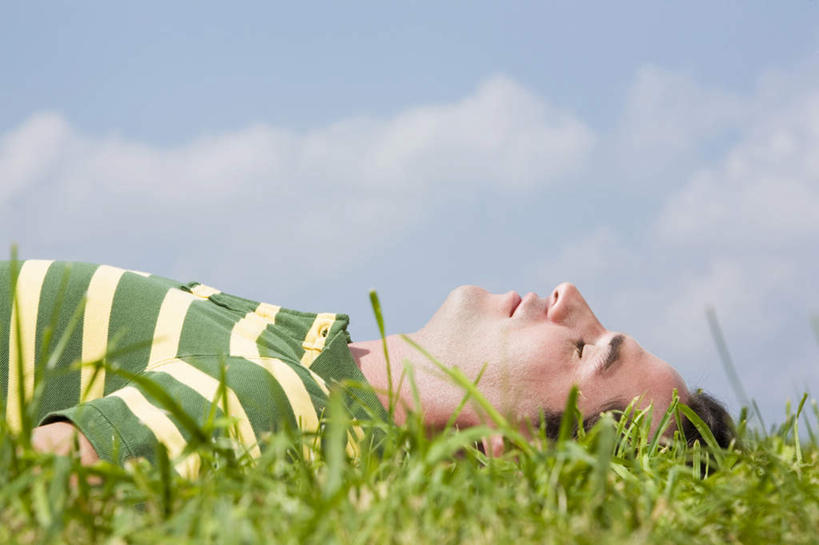 西方人,一个人,躺,闭眼,睡,横图,室外,白天,侧面,草地,草坪,植物,欧洲,欧洲人,仅一个男性,仅一个人,仅一个中年男性,阴影,服装,光线,影子,云,云朵,云彩,休闲装,草,衣服,蓝色,绿色,白云,蓝天,天空,阳光,天,休闲,休闲服,服饰,晴朗,卧着,男人,男性,中年男性,白种人,晴空,闭眼睛,闭着眼,闭着眼睛,困,困觉,寝息,睡觉,躺着,卧,半身,彩图