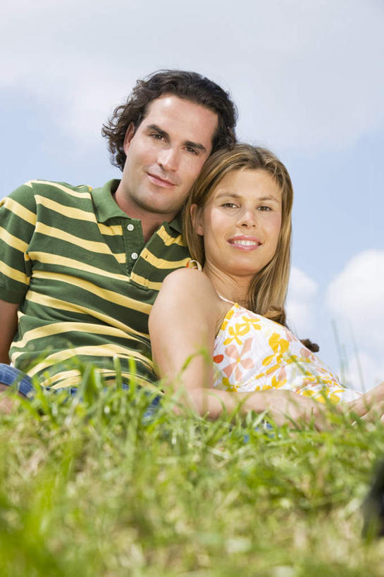 西方人,中年人,两个人,家庭,夫妻,坐,笑,微笑,露齿笑,竖图,室外,白天,正面,爱情,草地,草坪,植物,欧洲,欧洲人,阴影,服装,光线,影子,云,云朵,浪漫,云彩,依偎,注视,休闲装,草,衣服,蓝色,绿色,白云,蓝天,天空,阳光,天,观察,看,靠,靠着,倚靠,休闲,温暖,温馨,一家人,休闲服,恩爱,恋人,服饰,晴朗,观看,和睦,察看,倚着,关注,依附,依赖,投靠,男人,男性,女人,女性,中年男性,中年女性,白种人,夫妇,情侣,晴空,坐着,半身,彩图,伴侣,融洽