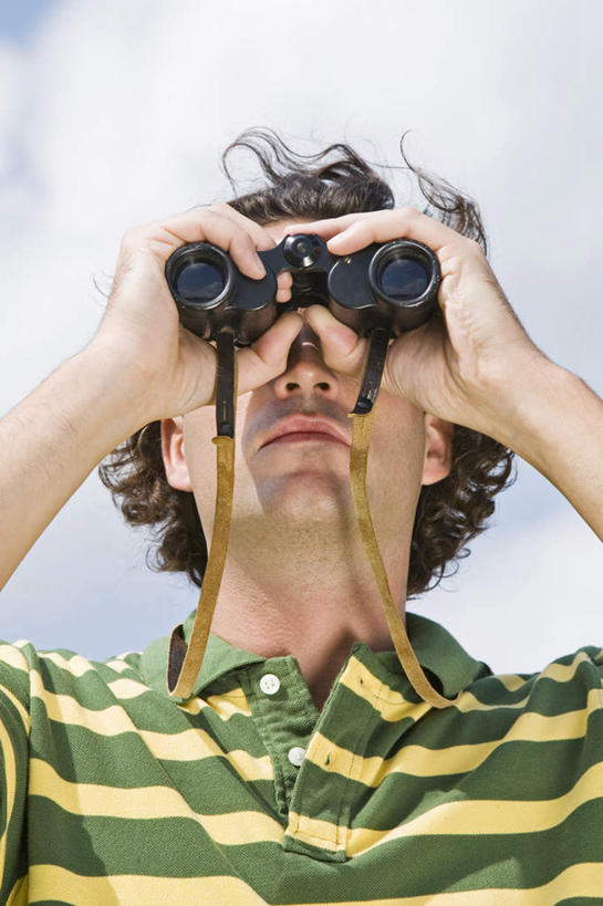 西方人,脸,头,脸颊,手,一个人,站,竖图,室外,特写,白天,仰视,仪器,科技,欧洲,欧洲人,双手,仅一个男性,仅一个人,仅一个中年男性,眺望,握,阴影,服装,检查,研究,反射,分析,光线,科学,望远镜,影子,云,云朵,拿,云彩,拿着,注视,休闲装,肩膀,一个,衣服,蓝色,白云,蓝天,天空,阳光,天,观察,看,站着,休闲,手部,休闲服,清晰,探索,握着,服饰,放大,晴朗,单个,观看,仔细,科研,察看,科学技术,瞭望,聚焦,关注,远视镜,瞭望镜,光学,清楚,双筒镜,双筒望远镜,男人,男性,中年男性,白种人,头部,脸部,脸蛋,面部,晴空,站立,半身,彩图,低角度拍摄,光学仪器,千里镜