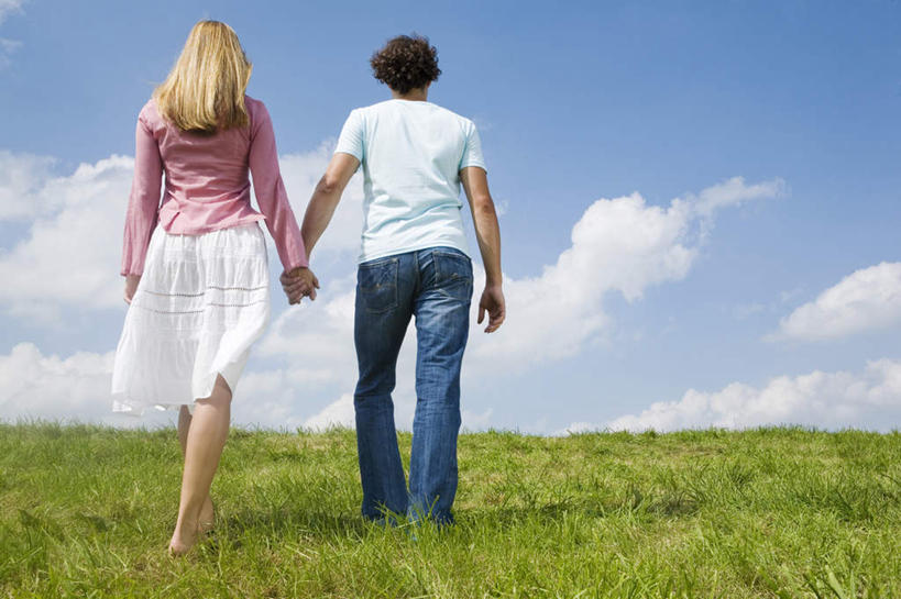 西方人,中年人,两个人,家庭,夫妻,站,握手,横图,室外,白天,裙子,爱情,草地,草坪,植物,欧洲,欧洲人,阴影,连衣裙,服装,光线,影子,云,云朵,浪漫,云彩,休闲装,草,背面,衣服,蓝色,绿色,白云,蓝天,天空,阳光,天,站着,休闲,温暖,温馨,一家人,休闲服,恩爱,恋人,服饰,晴朗,和睦,男人,男性,女人,女性,中年男性,中年女性,白种人,夫妇,情侣,晴空,搀手,拉手,手搀手,手拉手,手牵手,手握手,站立,彩图,全身,伴侣,融洽