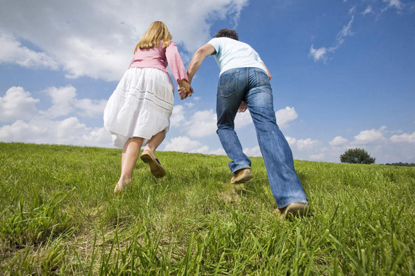 西方人,中年人,两个人,家庭,夫妻,走,握手,横图,室外,白天,仰视,裙子,爱情,草地,草坪,植物,欧洲,欧洲人,阴影,连衣裙,服装,光线,影子,云,云朵,浪漫,云彩,休闲装,草,树,树木,衣服,蓝色,绿色,白云,蓝天,天空,阳光,自然,天,休闲,温暖,温馨,一家人,休闲服,恩爱,恋人,服饰,生长,晴朗,成长,和睦,男人,男性,女人,女性,中年男性,中年女性,白种人,夫妇,情侣,晴空,步行,搀手,拉手,散步,手搀手,手拉手,手牵手,手握手,走路,彩图,低角度拍摄,全身,伴侣,融洽