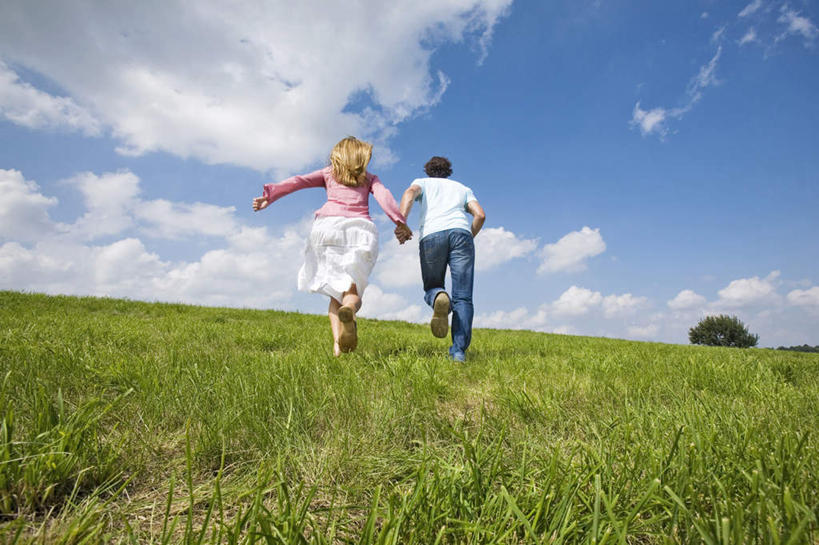 西方人,中年人,两个人,家庭,夫妻,走,握手,横图,室外,白天,仰视,裙子,爱情,草地,草坪,植物,欧洲,欧洲人,阴影,连衣裙,服装,光线,影子,云,云朵,浪漫,云彩,休闲装,草,树,树木,衣服,蓝色,绿色,白云,蓝天,天空,阳光,自然,天,休闲,温暖,温馨,一家人,休闲服,恩爱,恋人,服饰,生长,晴朗,成长,和睦,男人,男性,女人,女性,中年男性,中年女性,白种人,夫妇,情侣,晴空,步行,搀手,拉手,散步,手搀手,手拉手,手牵手,手握手,走路,彩图,低角度拍摄,全身,伴侣,融洽