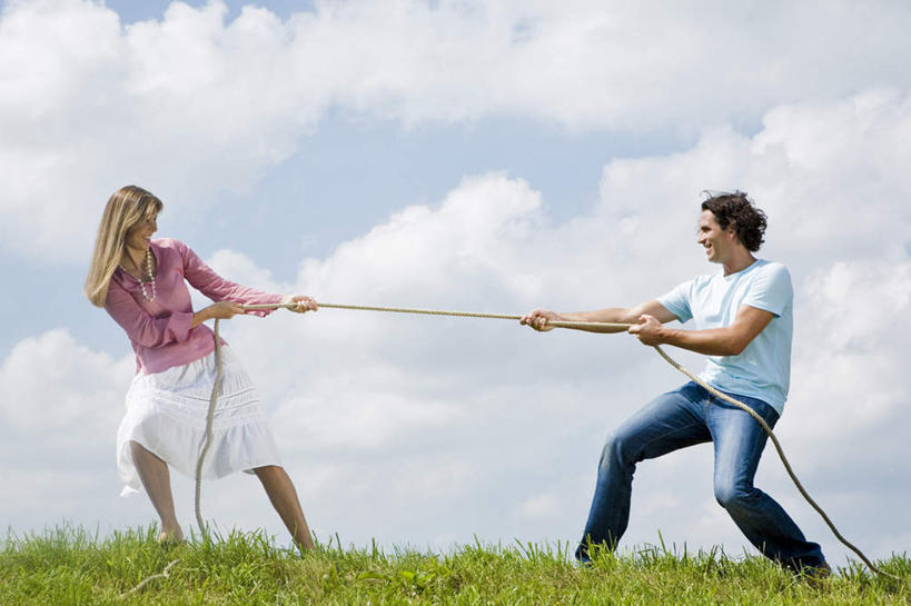 西方人,中年人,两个人,家庭,夫妻,站,笑,微笑,露齿笑,横图,室外,白天,正面,裙子,爱情,锻炼,运动,拔河,草地,草坪,植物,欧洲,欧洲人,阴影,连衣裙,服装,光线,影子,云,云朵,浪漫,速度,云彩,注视,休闲装,娱乐,草,衣服,蓝色,绿色,白云,蓝天,天空,阳光,天,观察,看,站着,休闲,温暖,温馨,一家人,休闲服,恩爱,力量,平衡,恋人,服饰,晴朗,观看,技巧,协调,和睦,察看,关注,灵敏,柔韧,趣味,耐力,抗争,体育,男人,男性,女人,女性,中年男性,中年女性,白种人,夫妇,情侣,晴空,站立,彩图,全身,健身,伴侣,融洽