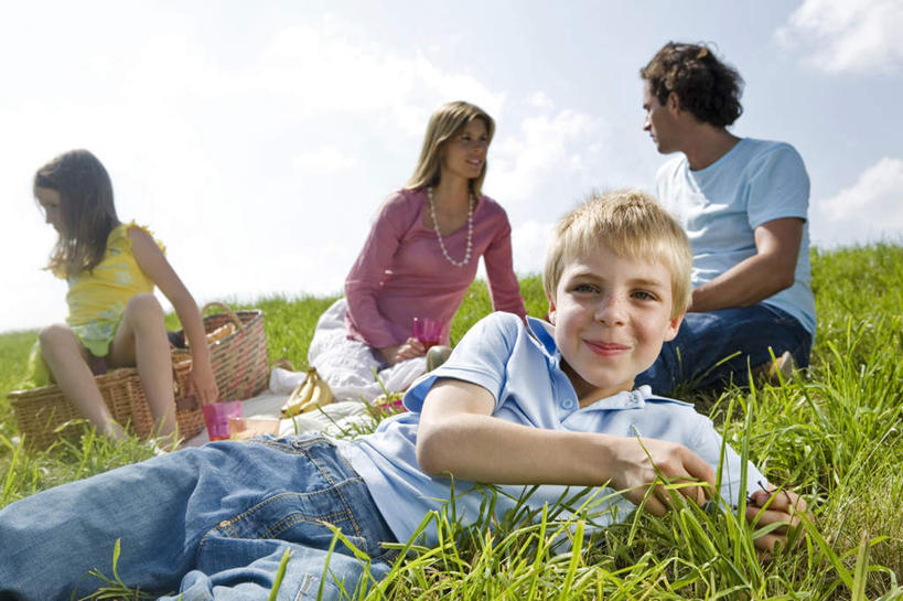 西方人,儿童,中年人,四个人,家庭,夫妻,母亲,父亲,女儿,儿子,坐,笑,微笑,露齿笑,横图,室外,白天,正面,爱情,纯洁,草地,草坪,植物,欧洲,欧洲人,阴影,服装,光线,影子,云,云朵,浪漫,云彩,注视,休闲装,草,小孩,衣服,蓝色,绿色,白云,蓝天,天空,阳光,天,观察,看,休闲,温暖,温馨,父女,父子,母女,母子,一家人,休闲服,恩爱,父爱,可爱,母爱,童年,童趣,恋人,服饰,晴朗,观看,和睦,察看,关注,童真,烂漫,无邪,天真,男孩,男人,男性,女孩,女人,女性,中年男性,中年女性,白种人,孩子,夫妇,情侣,晴空,坐着,半身,彩图,伴侣,融洽,男生,女生