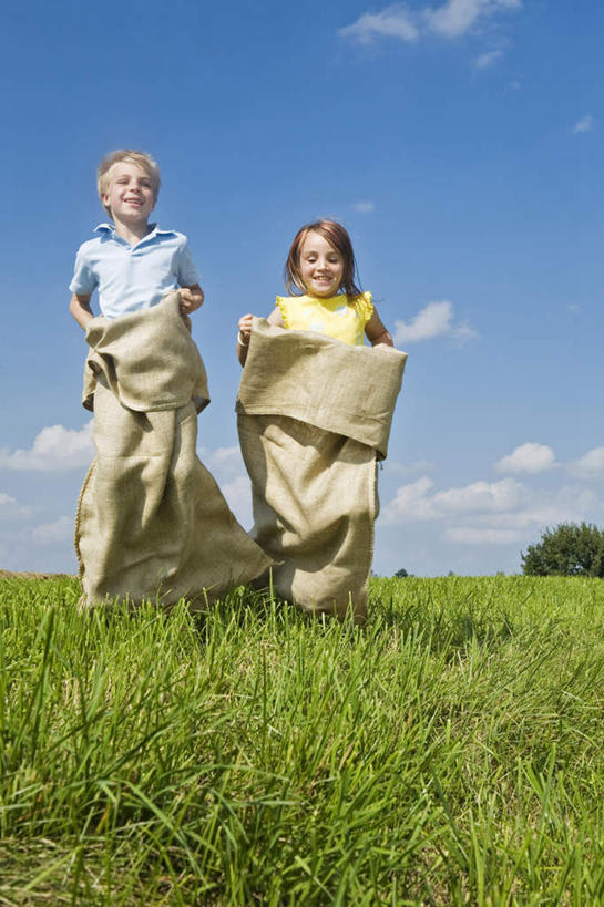 西方人,儿童,两个人,家庭,跳,笑,微笑,露齿笑,竖图,室外,白天,正面,纯洁,草地,草坪,植物,袋子,欧洲,欧洲人,握,阴影,服装,光线,影子,云,云朵,半空,拿,云彩,麻袋,拿着,注视,休闲装,草,树,树木,小孩,衣服,蓝色,绿色,白云,蓝天,天空,阳光,自然,容器,天,观察,看,休闲,温暖,温馨,一家人,休闲服,可爱,童年,童趣,握着,服饰,生长,晴朗,成长,观看,储藏,和睦,察看,储存,关注,童真,烂漫,无邪,天真,男孩,男人,男性,女孩,女人,女性,白种人,晴空,跳跃,彩图,全身,融洽,贮存,男生,女生