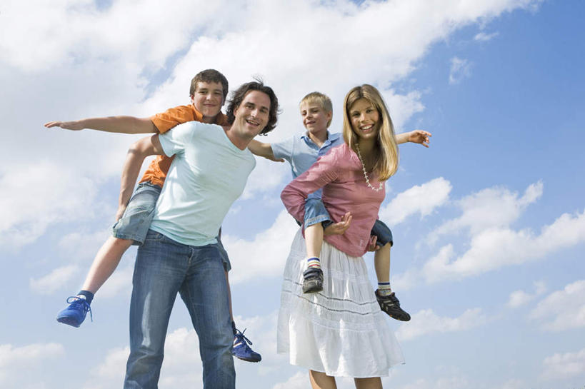 西方人,儿童,中年人,背,四个人,家庭,夫妻,母亲,父亲,儿子,站,伸展双臂,笑,微笑,露齿笑,横图,室外,白天,仰视,爱情,纯洁,欧洲,欧洲人,阴影,服装,光线,影子,云,云朵,浪漫,云彩,注视,休闲装,小孩,衣服,蓝色,白云,蓝天,天空,阳光,天,背着,观察,看,站着,休闲,温暖,温馨,父子,母子,一家人,休闲服,恩爱,父爱,可爱,母爱,童年,童趣,恋人,服饰,晴朗,观看,和睦,察看,关注,童真,烂漫,无邪,背负,天真,男孩,男人,男性,女人,女性,中年男性,中年女性,白种人,孩子,夫妇,情侣,晴空,敞开双臂,伸开双臂,展开双肩,站立,张开手臂,张开双臂,半身,彩图,低角度拍摄,伴侣,融洽,男生