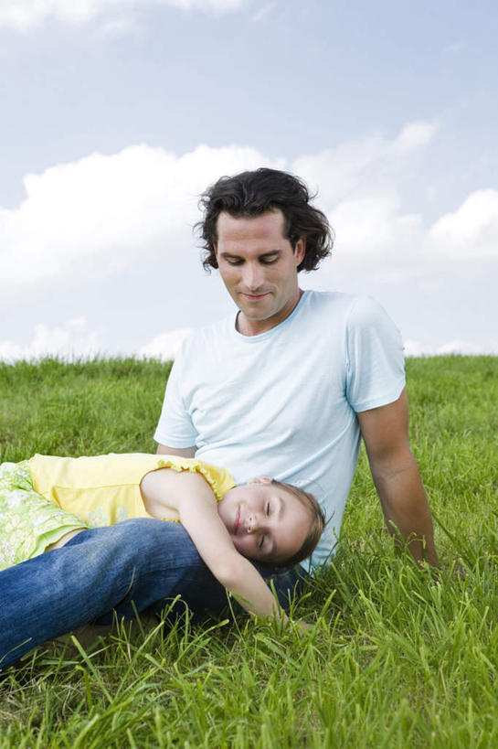 西方人,儿童,中年人,两个人,家庭,父亲,女儿,坐,闭眼,说,竖图,室外,白天,正面,讨论,纯洁,草地,草坪,植物,欧洲,欧洲人,撑,阴影,服装,光线,影子,云,云朵,云彩,注视,休闲装,草,小孩,衣服,蓝色,绿色,白云,蓝天,天空,阳光,天,观察,看,趴着,休闲,温暖,温馨,父女,一家人,休闲服,父爱,可爱,童年,童趣,服饰,晴朗,观看,和睦,察看,撑着,关注,童真,烂漫,无邪,交流,天真,男人,男性,女孩,中年男性,白种人,孩子,晴空,闭眼睛,闭着眼,闭着眼睛,沟通,讲话,交谈,趴,商讨,说话,谈话,坐着,半身,彩图,融洽,女生