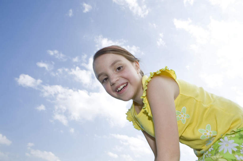 西方人,儿童,一个人,站,笑,微笑,露齿笑,横图,室外,白天,仰视,纯洁,欧洲,欧洲人,仅一个女性,仅一个人,弯腰,阴影,服装,光线,影子,云,云朵,云彩,注视,休闲装,小孩,衣服,黄色,蓝色,白云,蓝天,天空,阳光,天,观察,看,站着,仅一个小孩,休闲,休闲服,可爱,童年,童趣,服饰,晴朗,观看,察看,关注,童真,烂漫,无邪,弯身,天真,女孩,女人,女性,白种人,孩子,晴空,站立,半身,彩图,低角度拍摄,女生