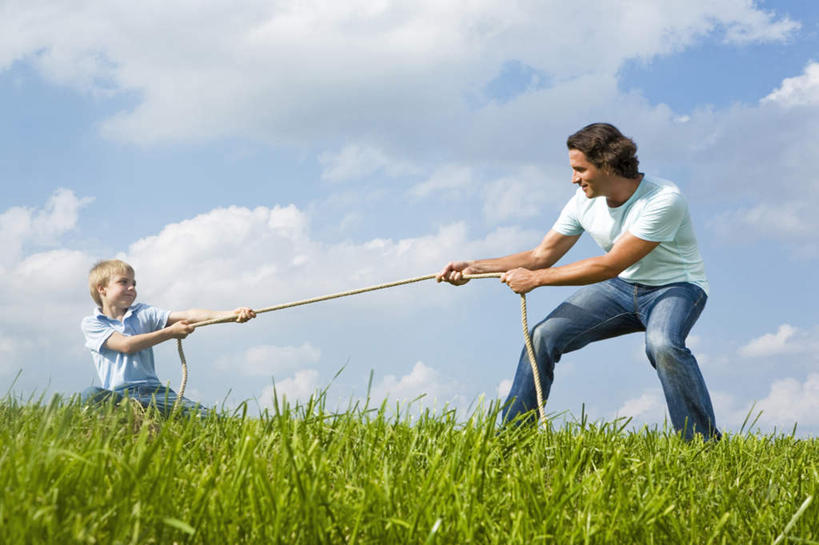 西方人,儿童,中年人,两个人,家庭,父亲,儿子,站,横图,室外,白天,正面,锻炼,纯洁,运动,拔河,草地,草坪,植物,欧洲,欧洲人,握,阴影,服装,光线,影子,云,云朵,速度,拿,云彩,拿着,注视,休闲装,娱乐,草,小孩,衣服,蓝色,绿色,白云,蓝天,天空,阳光,天,观察,看,站着,休闲,温暖,温馨,父子,一家人,休闲服,父爱,可爱,力量,平衡,童年,童趣,握着,服饰,晴朗,观看,技巧,协调,和睦,察看,关注,灵敏,童真,烂漫,无邪,柔韧,趣味,耐力,抗争,体育,天真,男孩,男人,男性,中年男性,白种人,孩子,晴空,站立,彩图,全身,健身,融洽,男生