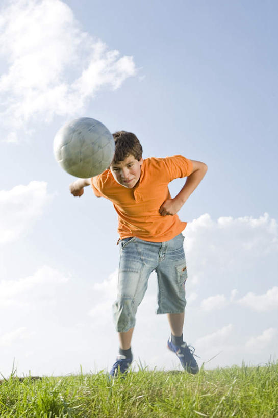 西方人,儿童,一个人,站,竖图,室外,白天,正面,纯洁,足球,草地,草坪,植物,欧洲,欧洲人,仅一个男性,仅一个人,弯腰,阴影,服装,光线,影子,云,云朵,足球装备,云彩,顶,注视,休闲装,运动器械,草,一个,小孩,衣服,蓝色,绿色,白云,蓝天,天空,阳光,天,观察,看,站着,仅一个小孩,休闲,休闲服,健身器械,可爱,童年,童趣,服饰,晴朗,单个,观看,察看,关注,健身器材,童真,烂漫,无邪,弯身,蹴鞠,天真,足球运动,男孩,男人,男性,白种人,孩子,晴空,站立,彩图,全身,运动器材,男生