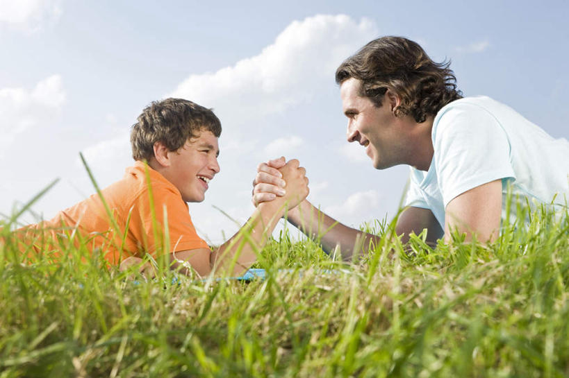 西方人,儿童,中年人,两个人,家庭,父亲,儿子,笑,微笑,露齿笑,横图,室外,白天,侧面,游戏,纯洁,比赛,草地,草坪,植物,欧洲,欧洲人,阴影,服装,光线,影子,云,云朵,玩,云彩,注视,休闲装,右手,娱乐,草,小孩,衣服,蓝色,绿色,白云,蓝天,天空,阳光,天,观察,看,趴着,休闲,温暖,温馨,父子,一家人,休闲服,父爱,可爱,力量,童年,童趣,扳手腕,服饰,晴朗,观看,活动,和睦,察看,掰手腕,发泄,关注,消遣,智力,童真,烂漫,无邪,宣泄,比力,较劲,扳手劲,手肘,较量,天真,男孩,男人,男性,中年男性,白种人,孩子,胳膊,手臂,晴空,趴,玩耍,嬉戏,半身,彩图,融洽,男生