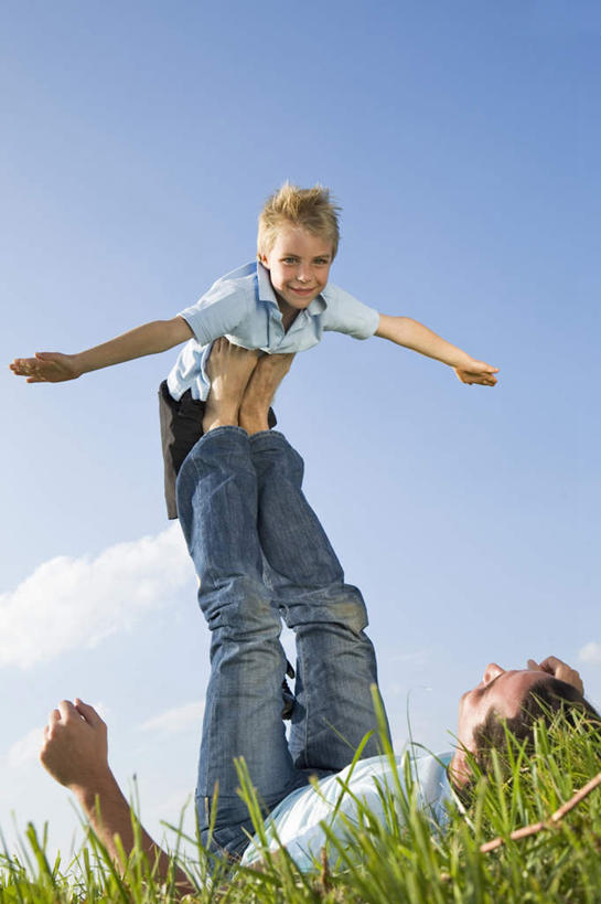 西方人,儿童,中年人,两个人,家庭,父亲,儿子,躺,伸展双臂,笑,微笑,露齿笑,竖图,室外,白天,仰视,纯洁,草地,草坪,植物,欧洲,欧洲人,撑,阴影,服装,光线,影子,云,云朵,云彩,注视,休闲装,草,小孩,衣服,蓝色,绿色,白云,蓝天,天空,阳光,天,观察,看,休闲,温暖,温馨,父子,一家人,休闲服,父爱,可爱,童年,童趣,服饰,晴朗,观看,和睦,察看,撑着,关注,童真,烂漫,无邪,卧着,天真,男孩,男人,男性,中年男性,白种人,孩子,晴空,敞开双臂,伸开双臂,躺着,卧,展开双肩,张开手臂,张开双臂,半身,彩图,低角度拍摄,融洽,男生