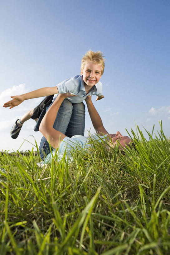 西方人,儿童,中年人,两个人,家庭,父亲,儿子,躺,伸展双臂,笑,微笑,露齿笑,竖图,室外,白天,仰视,纯洁,草地,草坪,植物,欧洲,欧洲人,撑,阴影,服装,光线,影子,云,云朵,云彩,注视,休闲装,草,小孩,衣服,蓝色,绿色,白云,蓝天,天空,阳光,天,观察,看,休闲,温暖,温馨,父子,一家人,休闲服,父爱,可爱,童年,童趣,服饰,晴朗,观看,和睦,察看,撑着,关注,童真,烂漫,无邪,卧着,天真,男孩,男人,男性,中年男性,白种人,孩子,晴空,敞开双臂,伸开双臂,躺着,卧,展开双肩,张开手臂,张开双臂,半身,彩图,低角度拍摄,融洽,男生