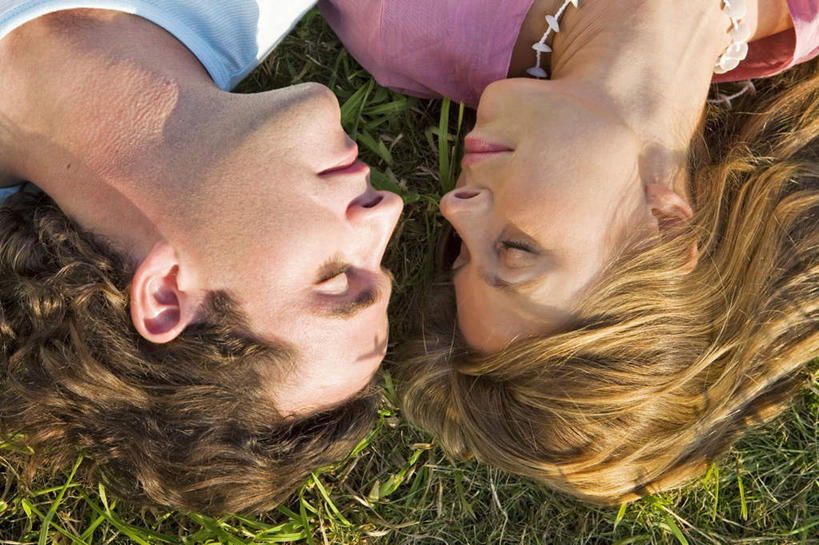 西方人,中年人,脸,头,脸颊,两个人,家庭,夫妻,躺,闭眼,说,横图,俯视,室外,特写,白天,爱情,讨论,草地,草坪,植物,欧洲,欧洲人,服装,浪漫,休闲装,肩膀,草,衣服,绿色,休闲,温暖,温馨,一家人,休闲服,恩爱,恋人,服饰,和睦,卧着,交流,男人,男性,女人,女性,中年男性,中年女性,白种人,头部,脸部,脸蛋,面部,夫妇,情侣,闭眼睛,闭着眼,闭着眼睛,沟通,讲话,交谈,商讨,说话,谈话,躺着,卧,半身,彩图,高角度拍摄,伴侣,融洽