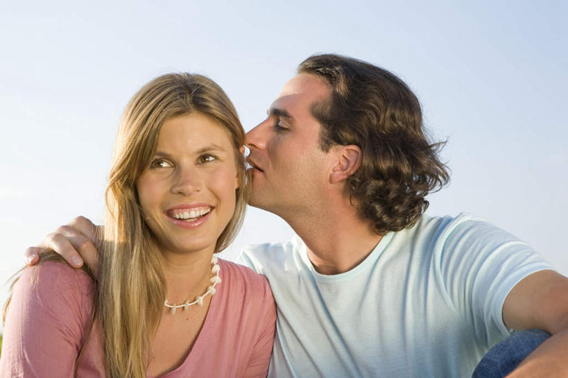 西方人,中年人,两个人,家庭,夫妻,坐,抱,笑,吻,微笑,露齿笑,横图,室外,白天,正面,爱情,项链,欧洲,欧洲人,阴影,服装,光线,影子,浪漫,注视,休闲装,装饰品,衣服,蓝色,蓝天,天空,阳光,饰品,首饰,天,观察,看,休闲,温暖,温馨,一家人,休闲服,恩爱,恋人,服饰,晴朗,抱着,观看,和睦,察看,搂着,关注,万里无云,男人,男性,女人,女性,中年男性,中年女性,白种人,夫妇,情侣,晴空,晴空万里,怀抱,搂,搂抱,亲,亲吻,相抱,拥抱,坐着,半身,彩图,伴侣,融洽