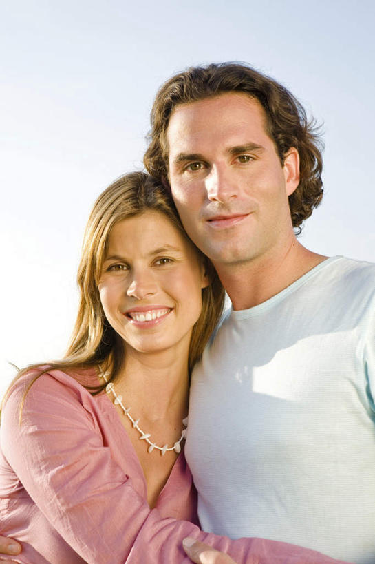 西方人,中年人,两个人,家庭,夫妻,站,抱,笑,微笑,露齿笑,竖图,室外,白天,正面,爱情,欧洲,欧洲人,阴影,服装,光线,影子,浪漫,注视,休闲装,衣服,蓝色,蓝天,天空,阳光,天,观察,看,站着,休闲,温暖,温馨,一家人,休闲服,恩爱,恋人,服饰,晴朗,抱着,观看,和睦,察看,搂着,关注,万里无云,男人,男性,女人,女性,中年男性,中年女性,白种人,夫妇,情侣,晴空,晴空万里,怀抱,搂,搂抱,相抱,拥抱,站立,半身,彩图,伴侣,融洽