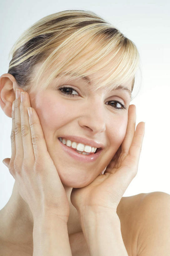 西方人,脸,头,脸颊,手,一个人,站,笑,摸,微笑,露齿笑,竖图,室内,特写,白天,正面,欧洲,欧洲人,双手,仅一个年轻女性,仅一个女性,仅一个人,抚摸,注视,裸露,肩膀,观察,看,站着,手部,摄影,影棚,观看,察看,关注,裸,年轻女性,女人,女性,白种人,头部,脸部,脸蛋,面部,触摸,接触,站立,半身,彩图,影棚拍摄,拍摄