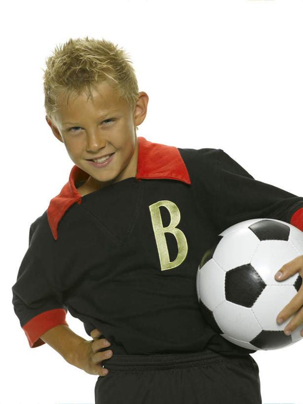 西方人,儿童,一个人,站,笑,微笑,露齿笑,竖图,室内,白天,正面,运动服,纯洁,足球,欧洲,欧洲人,仅一个男性,仅一个人,握,服装,英文,标志,文字,字符,字母,足球装备,拿,拿着,注视,标识,运动器械,手叉腰,一个,小孩,衣服,叉腰,观察,看,站着,仅一个小孩,健身器械,可爱,童年,童趣,握着,摄影,服饰,影棚,单个,观看,英文字母,察看,衣着,穿着,关注,健身器材,童真,烂漫,无邪,蹴鞠,衣饰,天真,足球运动,男孩,男人,男性,白种人,孩子,站立,半身,彩图,影棚拍摄,拍摄,运动器材,男生,运动装