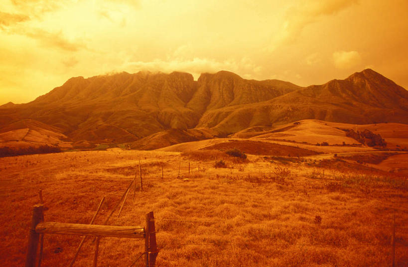 无人,横图,室外,白天,正面,旅游,度假,石头,美景,日落,山,山脉,植物,非洲,南非,枯萎,石子,景观,山峰,晚霞,霞光,落日,枯草,山峦,娱乐,草,黄色,自然,黄昏,群山,享受,休闲,景色,彩霞,放松,自然风光,阿非利加洲,南非共和国,夕照,石块,岩石,夕阳,彩图,斜阳