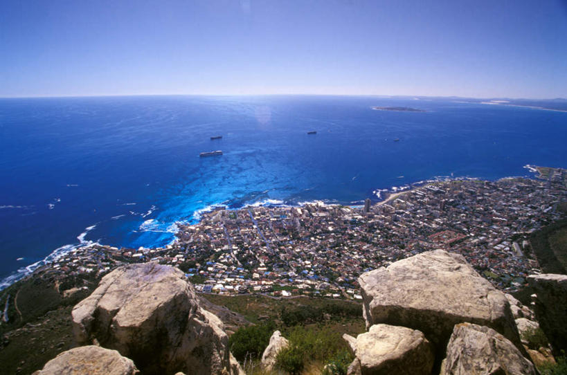 无人,横图,俯视,室外,白天,旅游,度假,草地,海浪,海洋,石头,美景,沙滩,植物,非洲,南非,沙子,石子,海岸,景观,浪花,水平线,辽阔,海平线,沙地,首都,娱乐,草,蓝色,绿色,蓝天,天空,自然,海水,天,享受,休闲,广阔,景色,放松,晴朗,一望无际,自然风光,海景,万里无云,开普敦,省会,阿非利加洲,立法首都,南非共和国,西开普省,无边无际,一马平川,大海,风浪,海,海水的波动,海滩,近岸浪,石块,岩石,涌浪,晴空,晴空万里,彩图,高角度拍摄,水天相接,水天一线