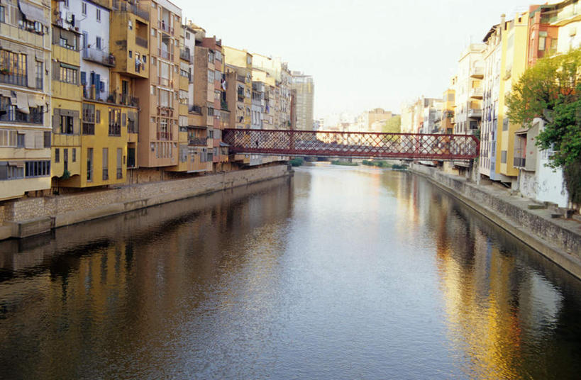 无人,家,横图,室外,白天,正面,度假,河流,美景,水,植物,城市风光,城市,西班牙,欧洲,一排,阴影,波纹,整齐,光线,影子,房屋,屋子,河水,景观,水流,公寓,涟漪,娱乐,洋房,楼房,住宅,树,树木,排列,绿色,倒影,水纹,阳光,自然,波浪,享受,休闲,景色,放松,生长,成长,倒映,队列,南欧,加泰罗尼亚,水晕,西班牙王国,反照,彩图,房子