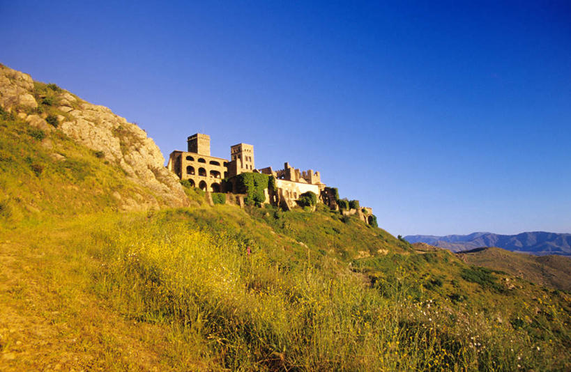 无人,教堂,横图,室外,白天,仰视,旅游,度假,草地,草坪,石头,山,山脉,植物,标志建筑,地标,建筑,西班牙,欧洲,阴影,节日,光线,石子,影子,山峰,山峦,文化,娱乐,建设,草,树,树木,蓝色,绿色,蓝天,天空,阳光,群山,天,祈祷,享受,休闲,健康,旅游胜地,放松,许愿,宗教,信仰,生长,晴朗,成长,纪念,祈求,基督教,南欧,天主教,信念,万里无云,加泰罗尼亚,西班牙王国,平安,石块,岩石,晴空,晴空万里,彩图,低角度拍摄,大教堂,礼拜堂