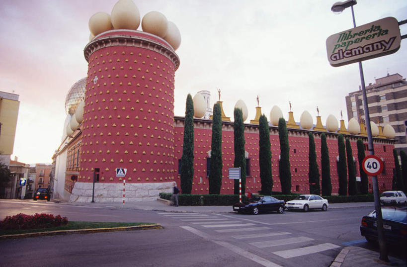 无人,博物馆,家,横图,室外,白天,仰视,旅游,度假,安全,植物,标志建筑,道路,地标,建筑,路,人行横道,公路,西班牙,欧洲,研究,房屋,屋子,乌云,云,阴天,云朵,公寓,红绿灯,人行道,分界线,停车线,信号灯,交通,教育,云彩,娱乐,建设,洋房,楼房,住宅,树,树木,绿色,天空,自然,天,享受,休闲,旅游胜地,放松,警示,生长,成长,展览,车行道,车行道分界线,昏暗,阴沉,南欧,提示,欣赏,标线,人行横道线,流通,陈列,车行线,交通信号灯,行人信号灯,加泰罗尼亚,西班牙王国,典藏,斑马线,马路,彩图,低角度拍摄,房子