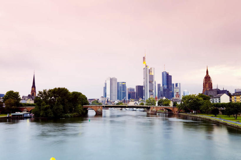 无人,高楼大厦,横图,室外,白天,正面,度假,河流,美景,日落,水,植物,城市风光,城市,大桥,大厦,建筑,立交桥,摩天大楼,桥梁,德国,欧洲,波纹,河水,景观,水流,晚霞,霞光,落日,高架,斜拉桥,桥,涟漪,娱乐,树,树木,绿色,倒影,水纹,自然,黄昏,楼宇,波浪,享受,休闲,景色,彩霞,放松,生长,成长,倒映,西欧,德意志联邦共和国,法兰克福,水晕,法兰克福市,黑森州,夕照,反照,夕阳,彩图,大楼,高层建筑,高楼,摩天楼,斜阳