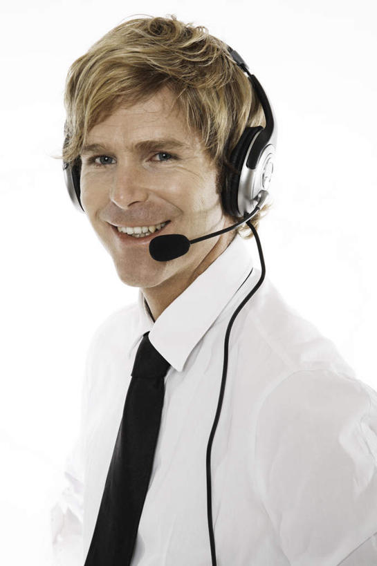 西方人,一个人,商务人士,商务男性,站,笑,微笑,露齿笑,竖图,室内,白天,白色背景,正面,衬衫,通讯,客服,欧洲,欧洲人,仅一个男性,仅一个人,仅一个中年男性,套装,信息,领带,话务员,注视,耳机,耳麦,话筒,观察,看,站着,服务,通信,摄影,影棚,观看,协调,察看,麦克风,头戴式耳麦,象征,庄重,关注,销售,商务装,身份,工薪阶层,客服人员,电话销售,正式,地位,接待员,男人,男性,中年男性,白种人,白领,接线员,上班族,站立,半身,彩图,影棚拍摄,衬衣,拍摄,头戴式耳机