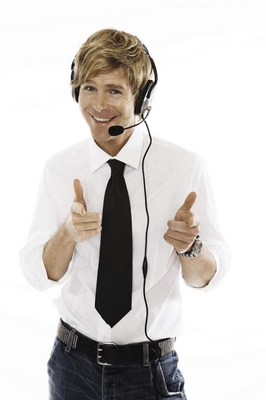 西方人,一个人,商务人士,商务男性,站,笑,微笑,露齿笑,竖图,室内,白天,白色背景,正面,衬衫,通讯,客服,欧洲,欧洲人,仅一个男性,仅一个人,仅一个中年男性,指,套装,信息,领带,话务员,注视,方向,耳机,耳麦,话筒,观察,看,手势,站着,服务,通信,摄影,影棚,观看,协调,察看,麦克风,头戴式耳麦,指向,象征,庄重,关注,销售,商务装,身份,工薪阶层,客服人员,电话销售,正式,地位,接待员,男人,男性,中年男性,白种人,白领,接线员,上班族,站立,半身,彩图,影棚拍摄,衬衣,拍摄,头戴式耳机