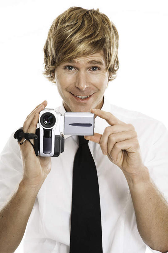 西方人,一个人,商务人士,商务男性,站,笑,微笑,露齿笑,竖图,室内,白天,白色背景,正面,衬衫,相机,欧洲,欧洲人,仅一个男性,仅一个人,仅一个中年男性,握,套装,领带,拿,拿着,注视,拍照,数码相机,观察,看,站着,握着,摄影,影棚,观看,察看,象征,庄重,关注,商务装,身份,工薪阶层,正式,地位,男人,男性,中年男性,白种人,白领,上班族,照相机,站立,半身,彩图,影棚拍摄,衬衣,拍摄,照相