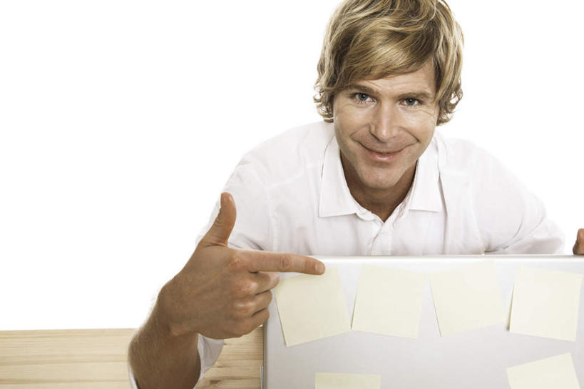 西方人,一个人,商务人士,商务男性,坐,横图,室内,白天,白色背景,正面,衬衫,电脑,笔记本电脑,欧洲,欧洲人,仅一个男性,仅一个人,仅一个中年男性,指,套装,网络,注视,方向,通讯设备,观察,看,手势,摄影,影棚,观看,察看,无线,指向,关注,通信设备,商务装,无线网络,无线上网,便携式电脑,工薪阶层,手提电脑,男人,男性,中年男性,白种人,白领,上班族,坐着,半身,彩图,影棚拍摄,衬衣,拍摄