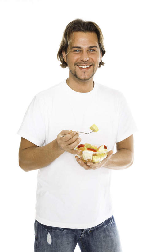 西方人,一个人,站,捧,笑,微笑,露齿笑,竖图,室内,白天,白色背景,正面,水果,欧洲,欧洲人,仅一个男性,仅一个人,服装,新鲜,生食,沙拉,食品,果实,注视,色拉,沙律,水果沙拉,食物,仅一个年轻男性,衣服,观察,看,站着,摄影,服饰,有机食品,绿色食品,影棚,观看,色拉酱,察看,衣着,穿着,关注,千岛酱,衣饰,男人,男性,年轻男性,白种人,端,端着,捧着,手捧,站立,半身,彩图,影棚拍摄,拍摄