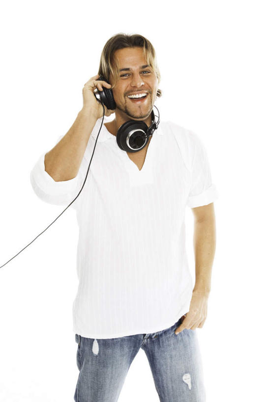 西方人,一个人,站,笑,微笑,露齿笑,竖图,室内,白天,白色背景,正面,陶醉,快乐,满意,幸福,欧洲,欧洲人,仅一个男性,仅一个人,服装,音响,音乐,音乐播放器,注视,娱乐,仅一个年轻男性,衣服,耳机,观察,看,站着,享受,休闲,放松,摄影,服饰,影棚,观看,察看,舒适,享乐,衣着,穿着,关注,MP3播放器,衣饰,男人,男性,年轻男性,白种人,站立,半身,彩图,影棚拍摄,拍摄,播放器,沉醉