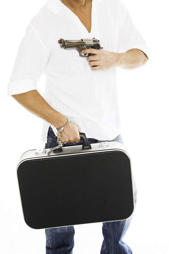 西方人,一个人,竖图,室内,白天,白色背景,正面,安全,竞争,手提箱,手铐,欧洲,欧洲人,仅一个男性,仅一个人,对抗,关闭,握,服装,冲突,工具,枪支,拿,拿着,破坏,仅一个年轻男性,衣服,箱子,武器,战争,握着,摄影,服饰,手枪,影棚,保护,禁止,损坏,捕捉,逮捕,攻击,拘捕,束缚,威胁,衣着,穿着,对立,矛盾,限制,兵器,保险,私密,防御,捕获,枪械,密码箱,弹夹,敌对,挫败,斗争,抗拒,抗衡,警具,警械,押解,缉捕,搜捕,捉拿,拘留,拘系,拘押,拘禁,禁制,杀伤,威慑,衣饰,子弹夹,危险,男人,男性,年轻男性,白种人,半身,彩图,影棚拍摄,拍摄