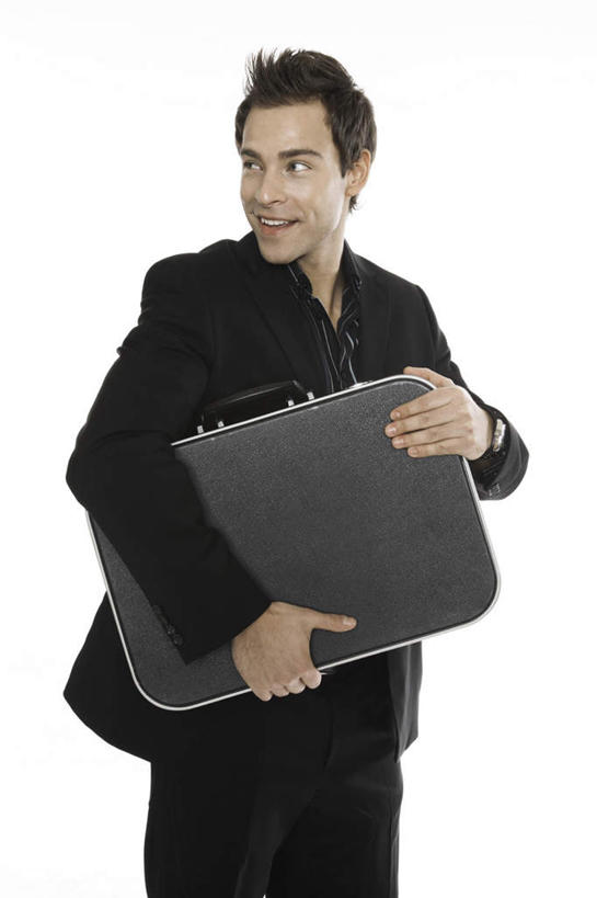 西方人,一个人,商务人士,商务男性,站,捧,笑,微笑,露齿笑,竖图,室内,白天,白色背景,正面,衬衫,安全,手提箱,欧洲,欧洲人,仅一个男性,仅一个人,套装,注视,仅一个年轻男性,箱子,观察,看,站着,摄影,影棚,观看,保护,察看,关注,保险,商务装,私密,工薪阶层,密码箱,男人,男性,年轻男性,白种人,白领,上班族,端,端着,捧着,手捧,站立,半身,彩图,影棚拍摄,衬衣,拍摄