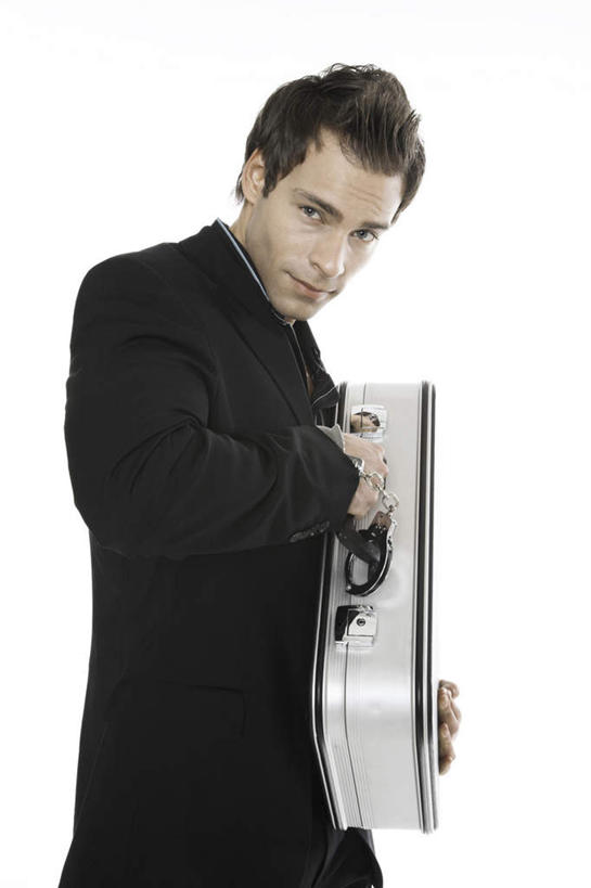 西方人,一个人,商务人士,商务男性,站,捧,竖图,室内,白天,白色背景,侧面,衬衫,安全,手提箱,手铐,欧洲,欧洲人,仅一个男性,仅一个人,关闭,套装,工具,注视,仅一个年轻男性,箱子,观察,看,站着,摄影,影棚,观看,保护,禁止,察看,捕捉,逮捕,拘捕,束缚,关注,限制,保险,商务装,私密,捕获,工薪阶层,密码箱,警具,警械,押解,缉捕,搜捕,捉拿,拘留,拘系,拘押,拘禁,禁制,男人,男性,年轻男性,白种人,白领,上班族,端,端着,捧着,手捧,站立,半身,彩图,影棚拍摄,衬衣,拍摄