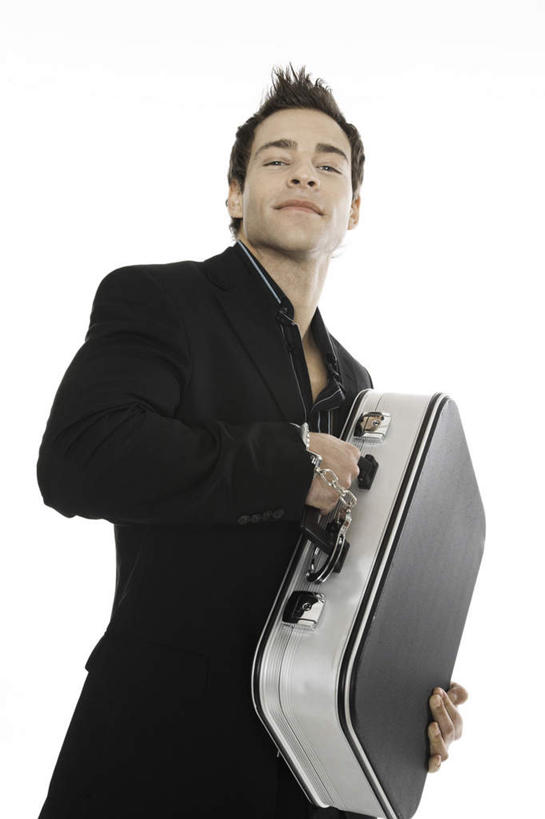 西方人,一个人,商务人士,商务男性,站,捧,竖图,室内,白天,白色背景,正面,衬衫,安全,手提箱,手铐,欧洲,欧洲人,仅一个男性,仅一个人,关闭,套装,工具,注视,仅一个年轻男性,箱子,观察,看,站着,摄影,影棚,观看,保护,禁止,察看,捕捉,逮捕,拘捕,束缚,关注,限制,保险,商务装,私密,捕获,工薪阶层,密码箱,警具,警械,押解,缉捕,搜捕,捉拿,拘留,拘系,拘押,拘禁,禁制,男人,男性,年轻男性,白种人,白领,上班族,端,端着,捧着,手捧,站立,半身,彩图,影棚拍摄,衬衣,拍摄