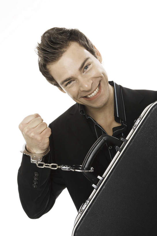 西方人,一个人,商务人士,商务男性,站,捧,笑,微笑,露齿笑,竖图,室内,白天,白色背景,正面,衬衫,安全,手提箱,手铐,欧洲,欧洲人,仅一个男性,仅一个人,关闭,套装,工具,注视,仅一个年轻男性,箱子,观察,看,站着,摄影,影棚,观看,保护,禁止,察看,捕捉,逮捕,拘捕,束缚,关注,限制,保险,商务装,私密,捕获,工薪阶层,密码箱,警具,警械,押解,缉捕,搜捕,捉拿,拘留,拘系,拘押,拘禁,禁制,男人,男性,年轻男性,白种人,白领,上班族,端,端着,捧着,手捧,站立,半身,彩图,影棚拍摄,衬衣,拍摄