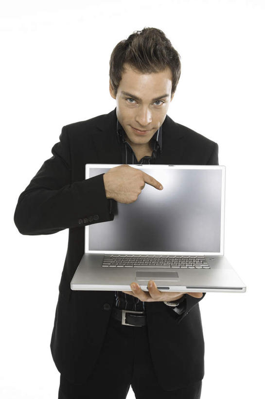 西方人,一个人,商务人士,商务男性,站,捧,竖图,室内,白天,白色背景,正面,衬衫,电脑,笔记本电脑,欧洲,欧洲人,仅一个男性,仅一个人,指,套装,网络,注视,方向,通讯设备,仅一个年轻男性,观察,看,手势,站着,摄影,影棚,观看,一台,察看,无线,指向,关注,通信设备,商务装,无线网络,无线上网,便携式电脑,工薪阶层,手提电脑,男人,男性,年轻男性,白种人,白领,上班族,端,端着,捧着,手捧,站立,半身,彩图,影棚拍摄,衬衣,拍摄