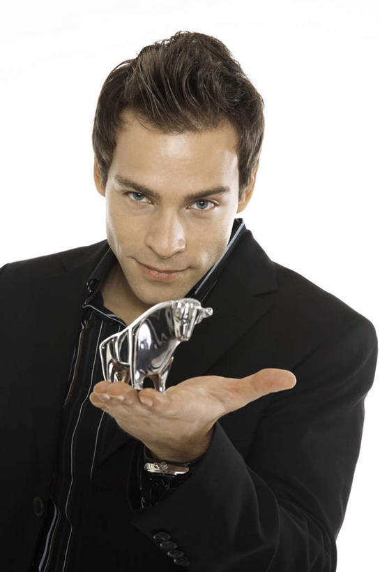 西方人,一个人,商务人士,商务男性,站,竖图,室内,白天,白色背景,正面,衬衫,雕塑,欧洲,欧洲人,仅一个男性,仅一个人,握,套装,艺术,装饰,雕刻,雕像,拿,拿着,注视,仅一个年轻男性,工艺品,观察,看,站着,握着,摄影,影棚,观看,纪念,美术,察看,关注,主题,商务装,陈列,工薪阶层,功能,美学,男人,男性,年轻男性,白种人,白领,上班族,站立,半身,彩图,影棚拍摄,衬衣,拍摄