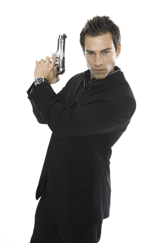 西方人,一个人,商务人士,商务男性,站,举,竖图,室内,白天,白色背景,正面,衬衫,竞争,欧洲,欧洲人,仅一个男性,仅一个人,对抗,握,套装,冲突,枪支,拿,拿着,注视,破坏,仅一个年轻男性,观察,看,托,站着,武器,战争,握着,摄影,手枪,影棚,观看,损坏,察看,攻击,威胁,对立,关注,矛盾,兵器,商务装,防御,枪械,工薪阶层,弹夹,敌对,挫败,斗争,抗拒,抗衡,杀伤,威慑,子弹夹,危险,男人,男性,年轻男性,白种人,白领,上班族,举起,举手,举着,向上举,向上伸,向上托,站立,半身,彩图,影棚拍摄,衬衣,拍摄